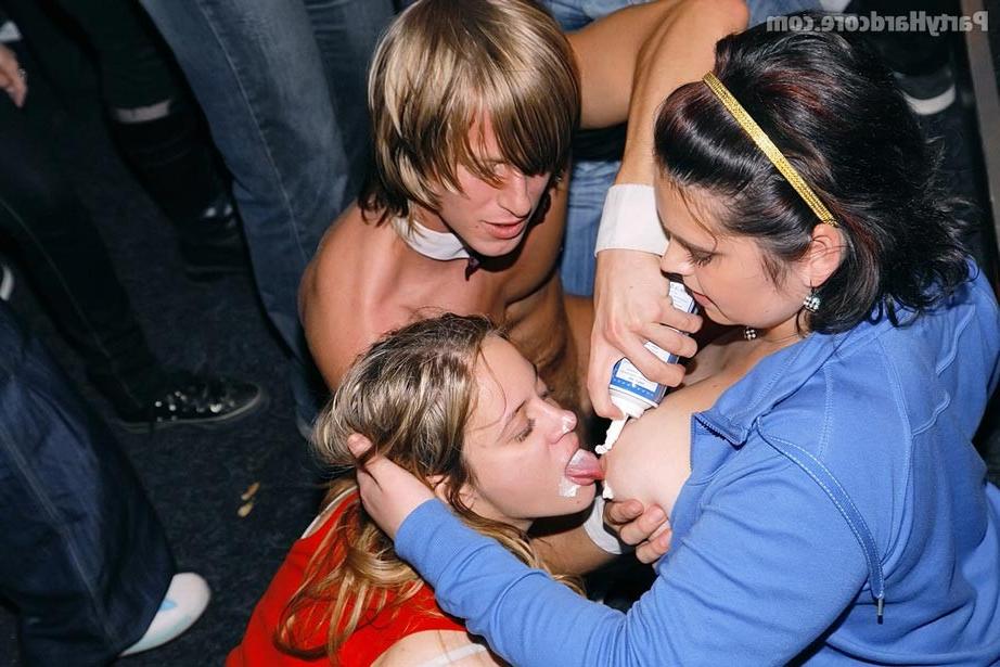 19P Ordinary but not so innocent chicks at a male strip event