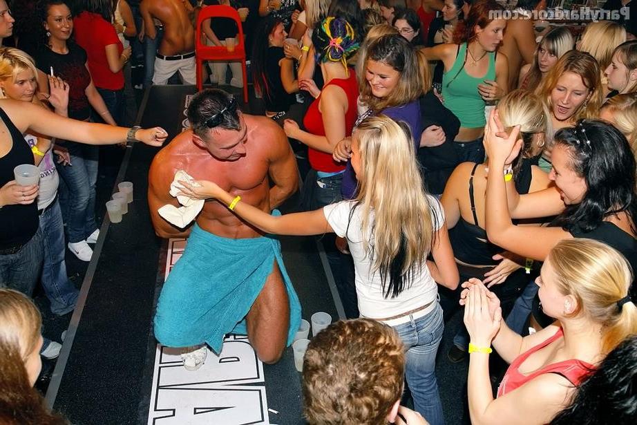 19P Ordinary but not so innocent teens suck off male strippers