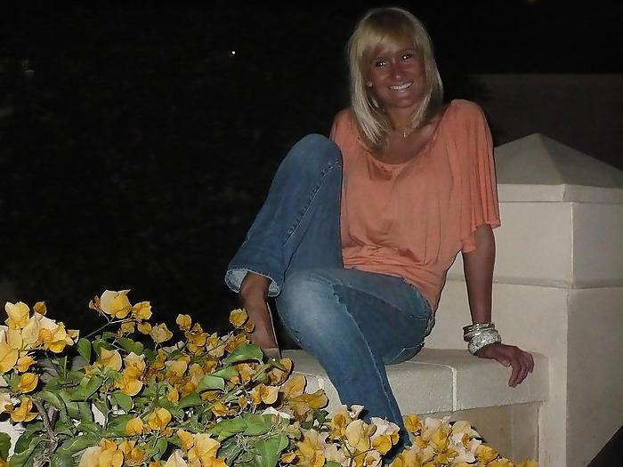 25P Sexy blond mom from facebook