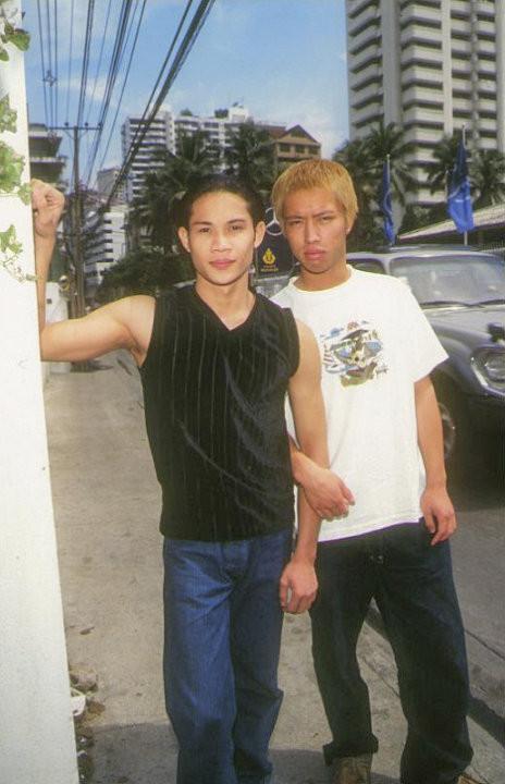 20P Two eastern twinks having oral fun after a stroll along the city