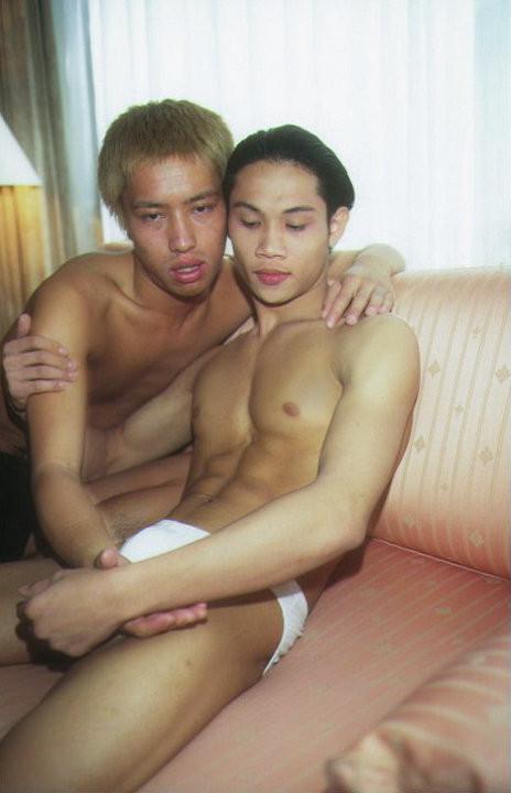 20P Two eastern twinks having oral fun after a stroll along the city