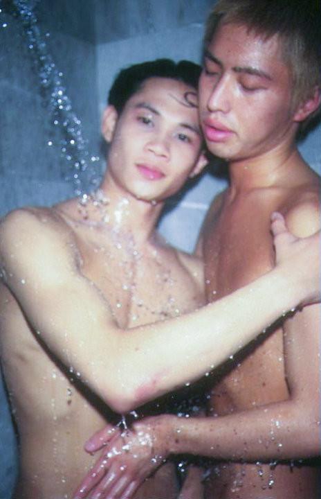 20P Two eastern twinks having oral fun after a stroll along the city