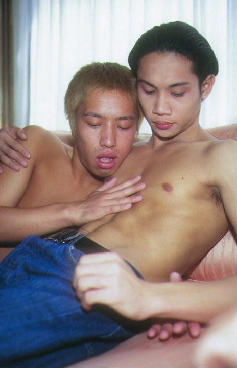 20P Two eastern twinks having oral fun after a stroll along the city