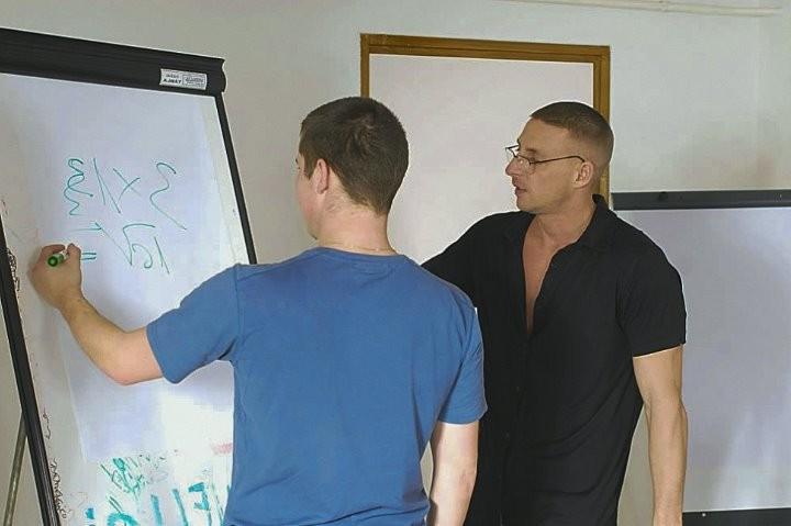 20P Experienced tutor fucking his student on the table