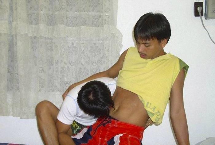 20P Three asian twinks undressing and sucking one another on bed