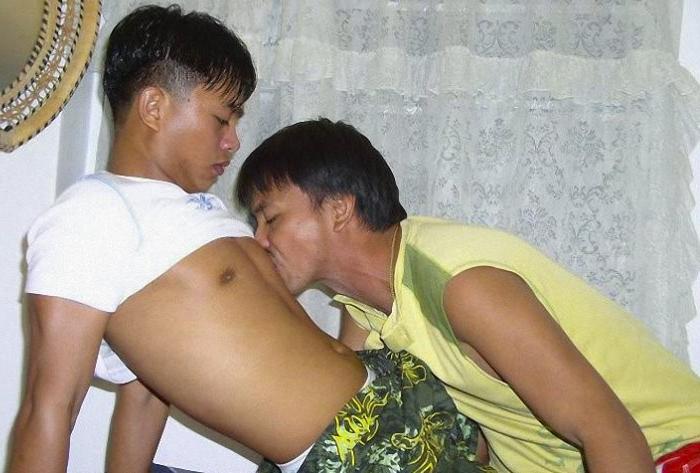 20P Three asian twinks undressing and sucking one another on bed