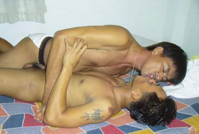 20P Three asian twinks undressing and sucking one another on bed
