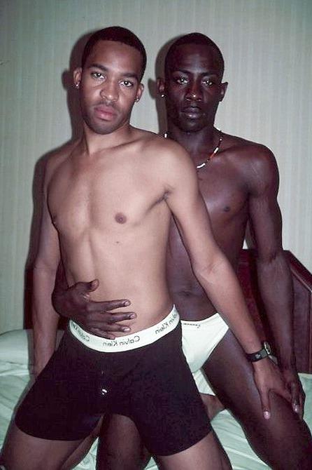 20P Black studs mutual blowing and diddling on bed in a cheap motel