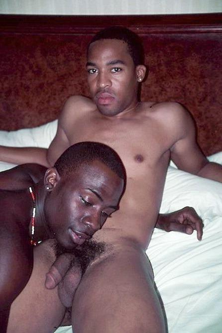 20P Black studs mutual blowing and diddling on bed in a cheap motel