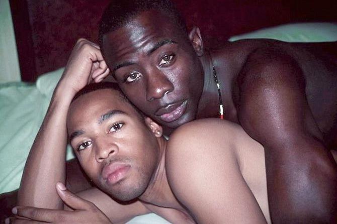 20P Black studs mutual blowing and diddling on bed in a cheap motel