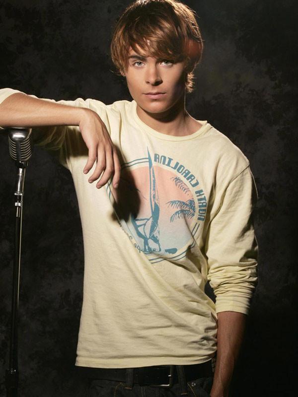 15P Famous stud Zac Efron looking great when he is half naked