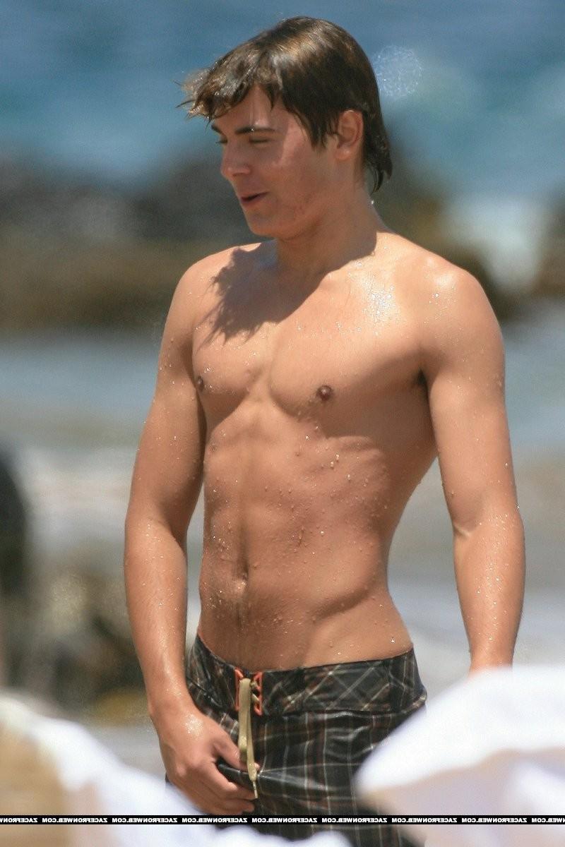 15P Famous stud Zac Efron looking great when he is half naked