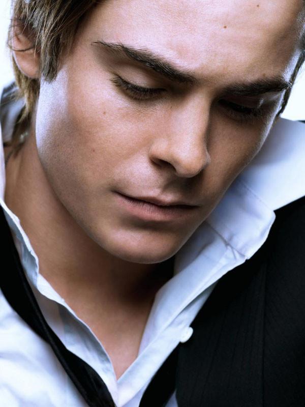 15P Famous stud Zac Efron looking great when he is half naked