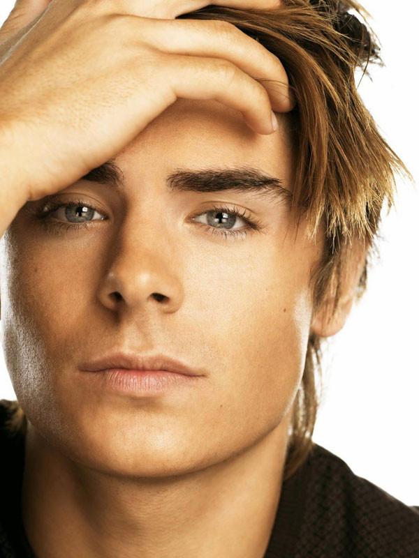 15P Famous stud Zac Efron looking great when he is half naked
