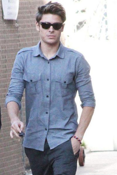 15P Famous stud Zac Efron looking great when he is half naked