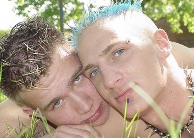 20P Two twinks with shaved balls enjoy mutual outdoor suck pleasure