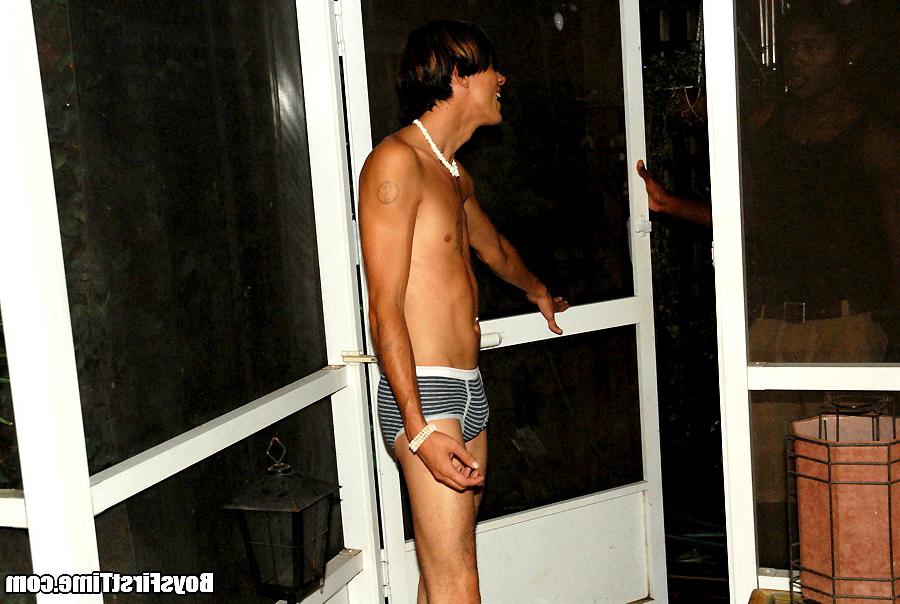 14P Watch damien suck cock and balls in these hot gay pics
