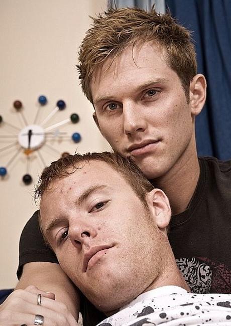 20P Red haired twinks sucking and bareback screwing gusto at home