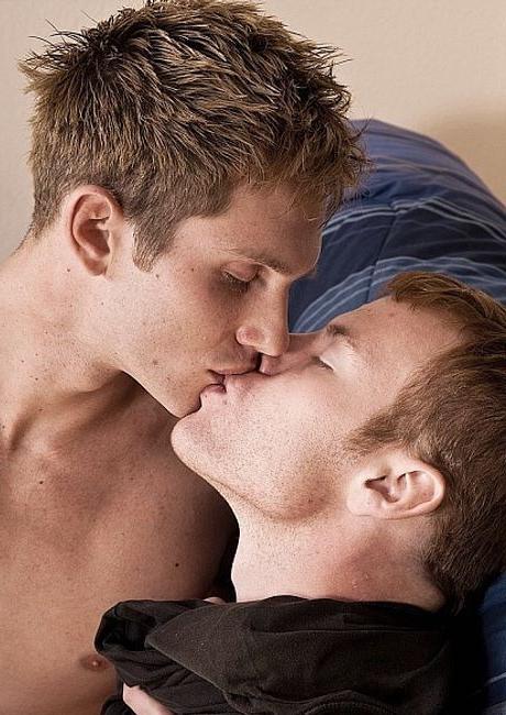 20P Red haired twinks sucking and bareback screwing gusto at home