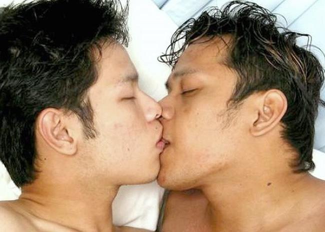 20P Three asian twinks sucking and fucking and cumming in a hotel