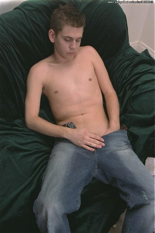 16P Young amateur stud is wanking his teenage penis