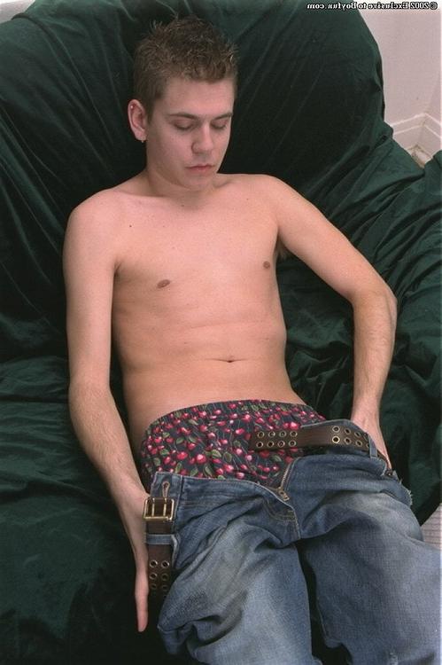 16P Young amateur stud is wanking his teenage penis