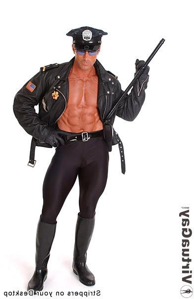 16P Muscular guy in police uniform posing