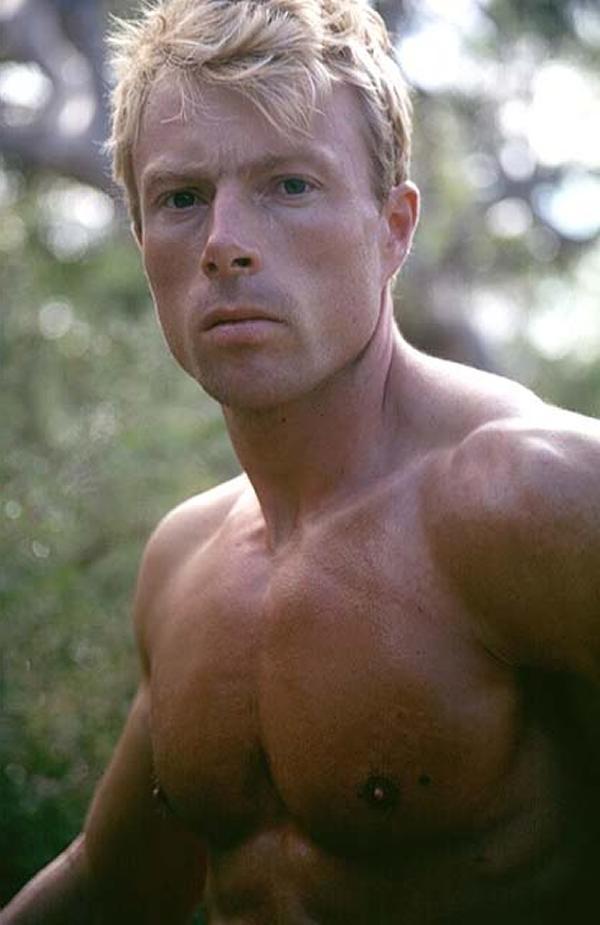 15P Mature stud poses naked