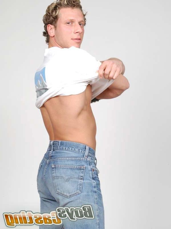 15P Blonde stud with rock hard chest takes off his shirt