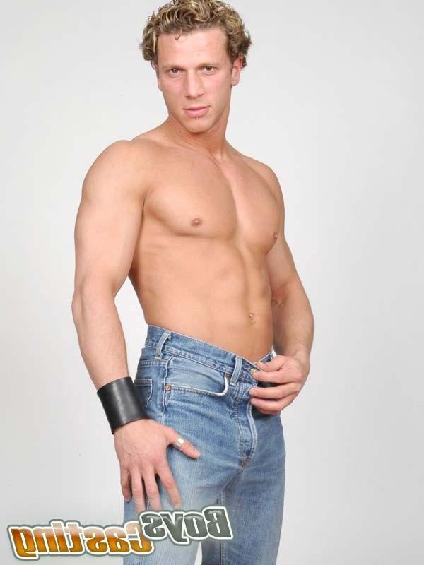 15P Blonde stud with rock hard chest takes off his shirt