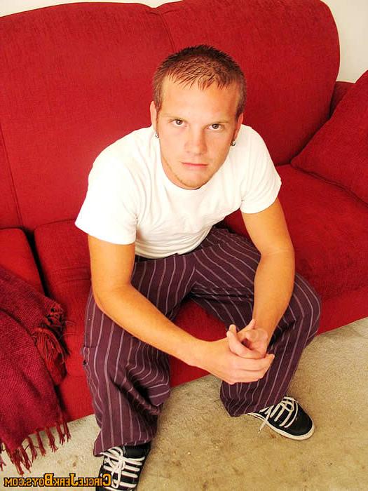 15P Amateur stud undressing in living room