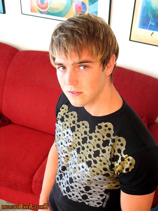 15P Good looking stud undressing