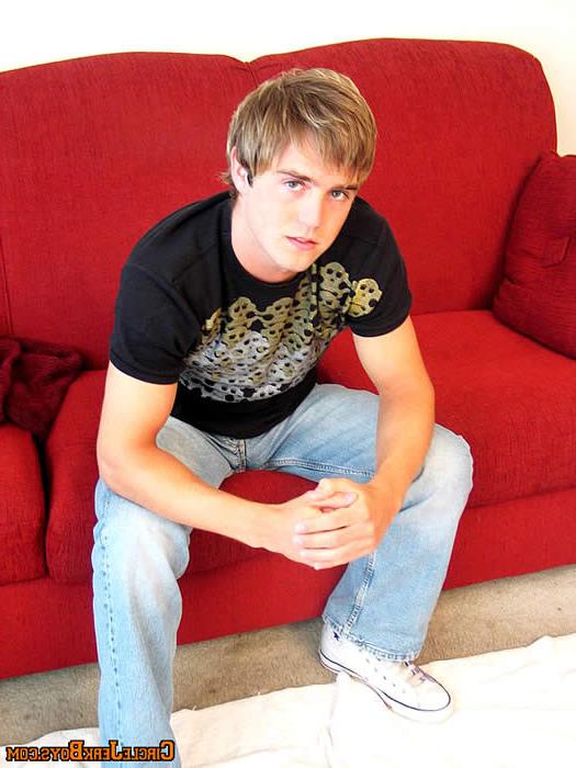 15P Good looking stud undressing