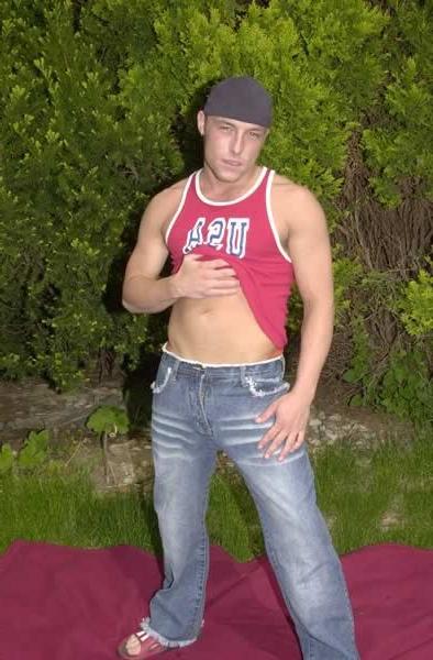 13P Amateur stud stripping and posing outside