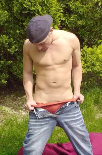 13P Amateur stud stripping and posing outside