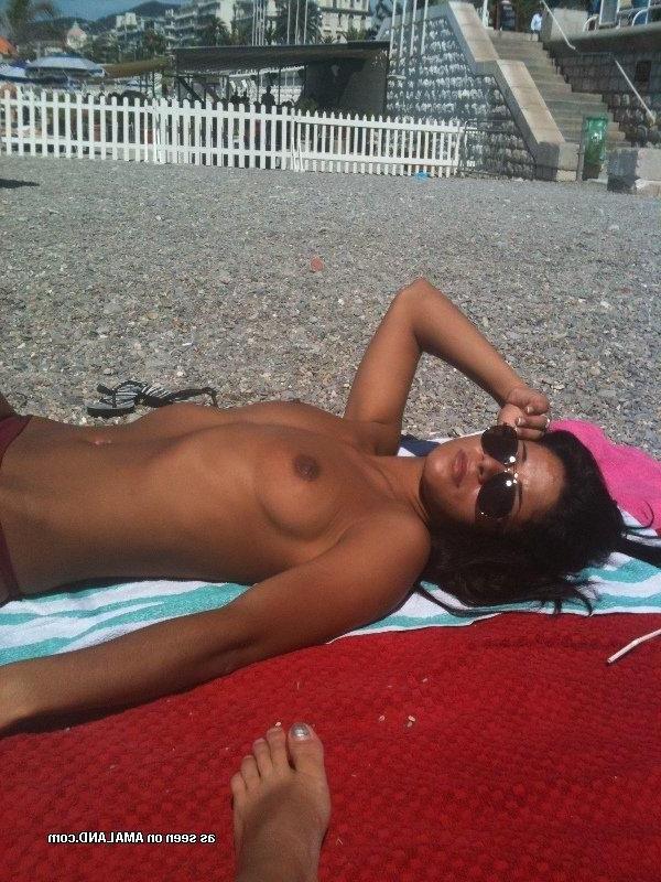 14P Collection of a kinky Latina chick sunbathing topless