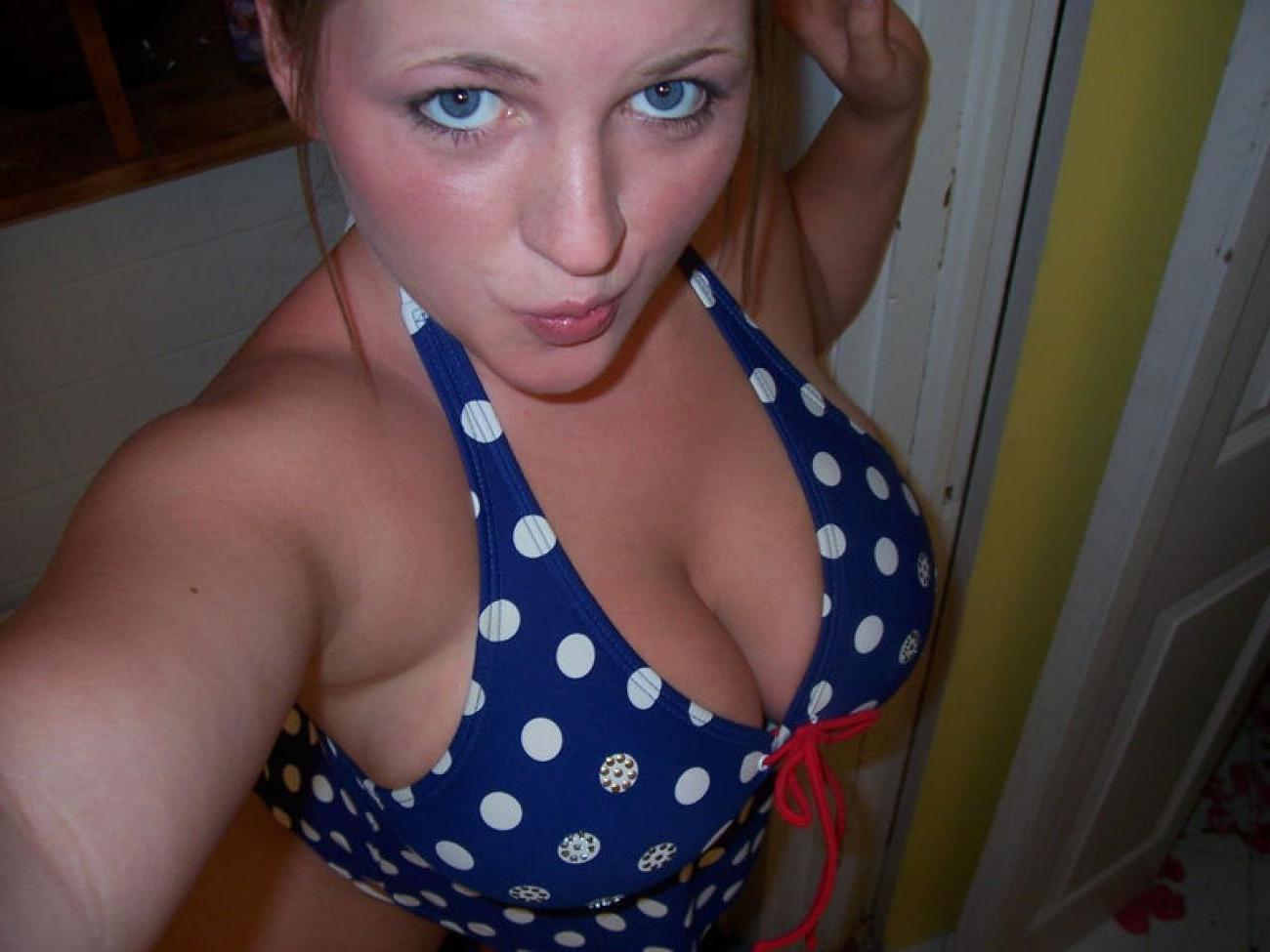 15P Photos of pretty babes with large tits