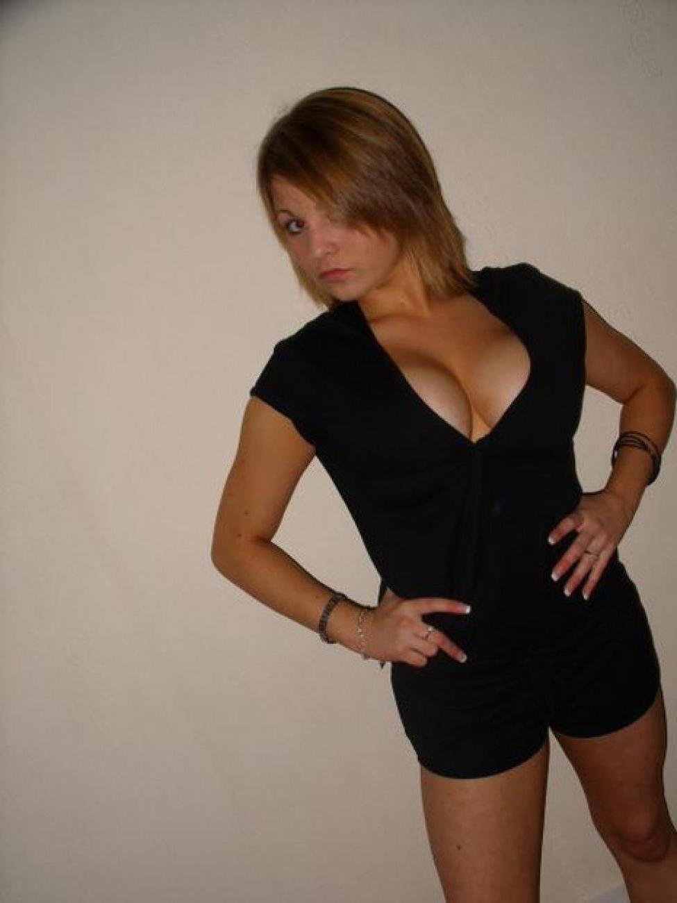 16P Pictures of a busty chick with perfect ass