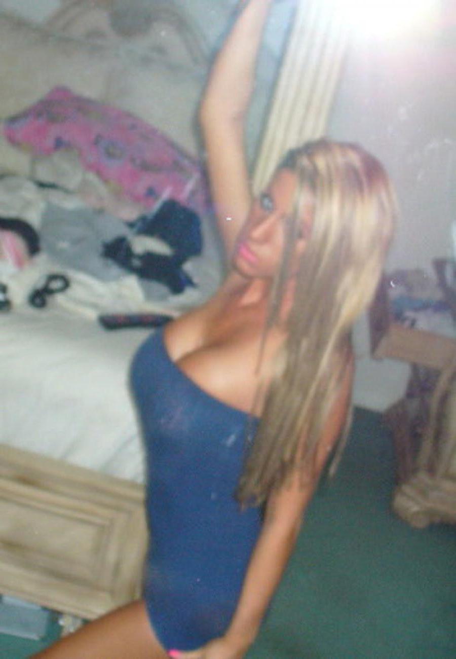 16P Pictures of a pretty babe with nice huge breasts