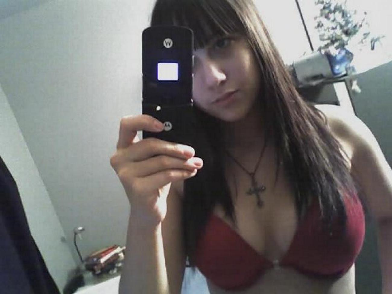 15P Pictures of a busty cutie who went naked for the camera