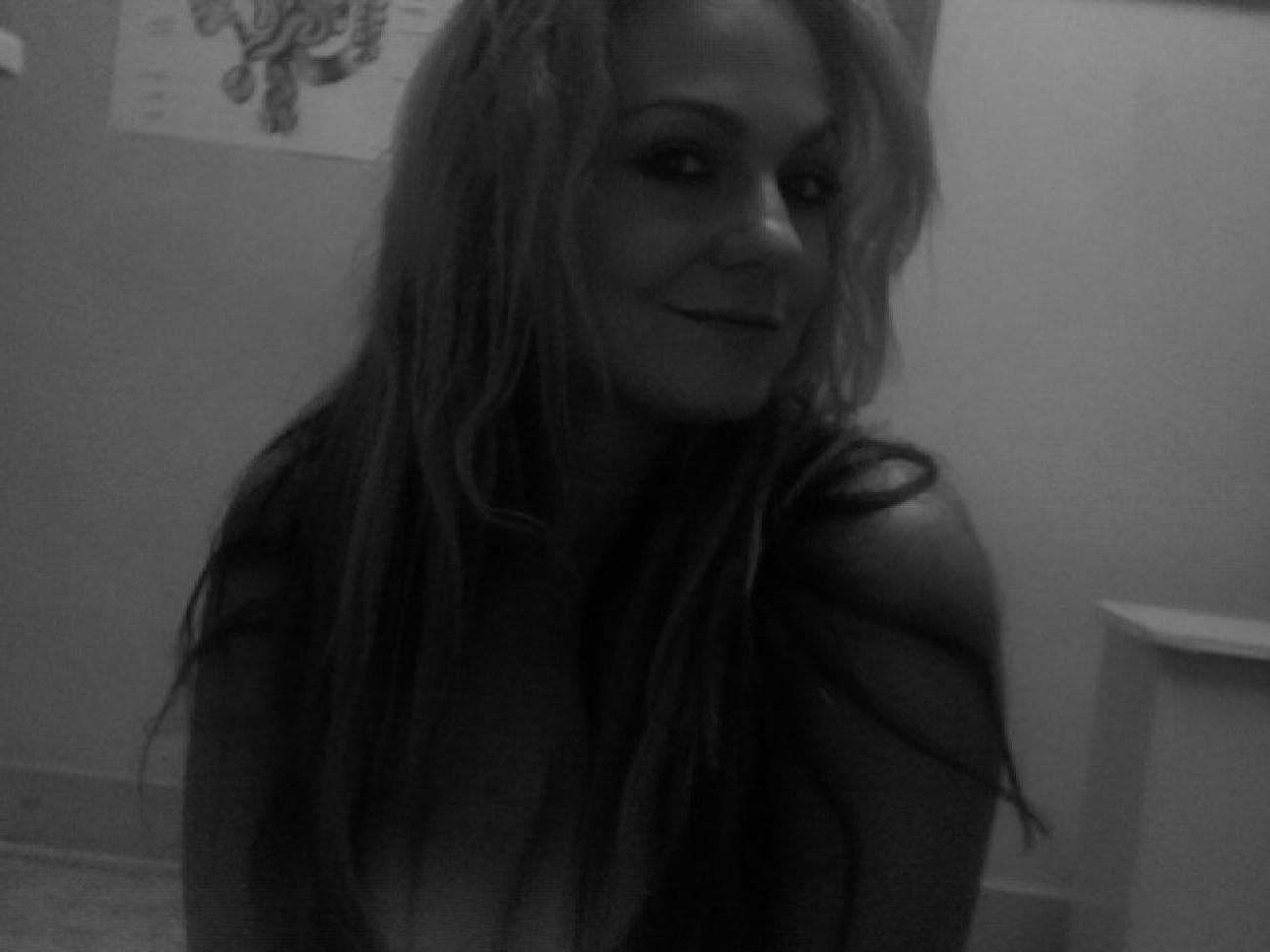 15P Collection of various photos of GFs displaying their big boobs