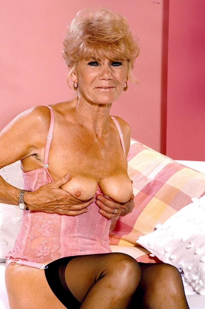 20P Horny mature in sexy lingerie loves teasing and posing