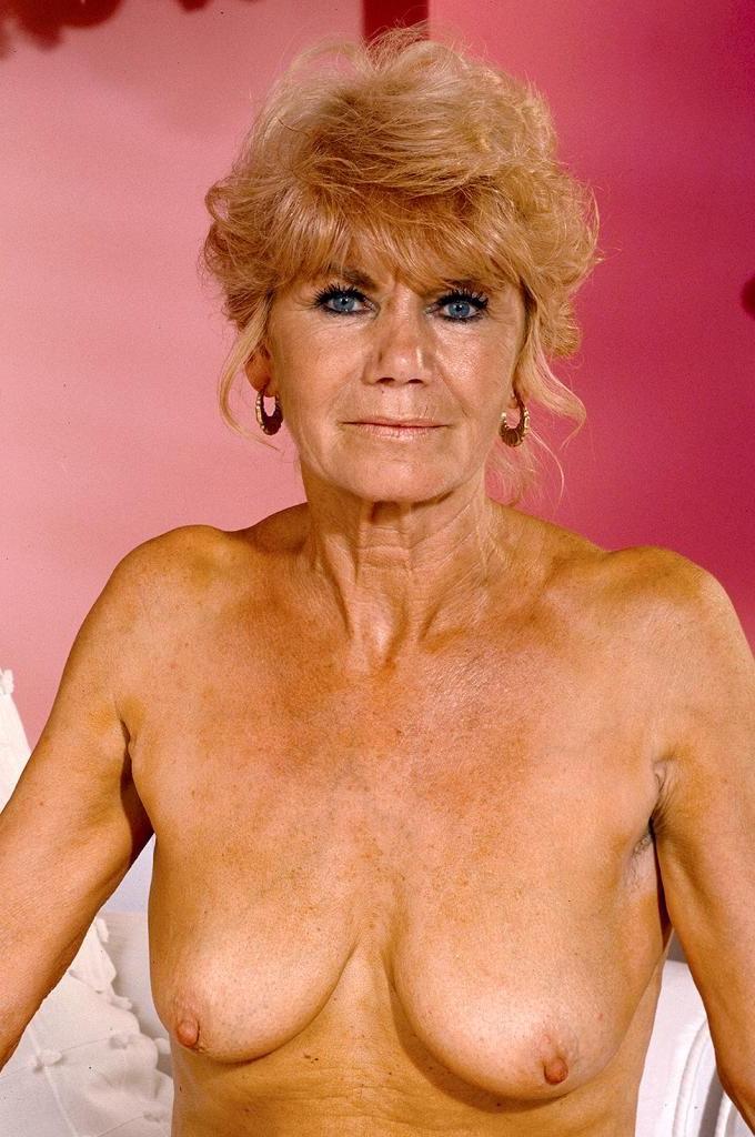 20P Horny mature in sexy lingerie loves teasing and posing
