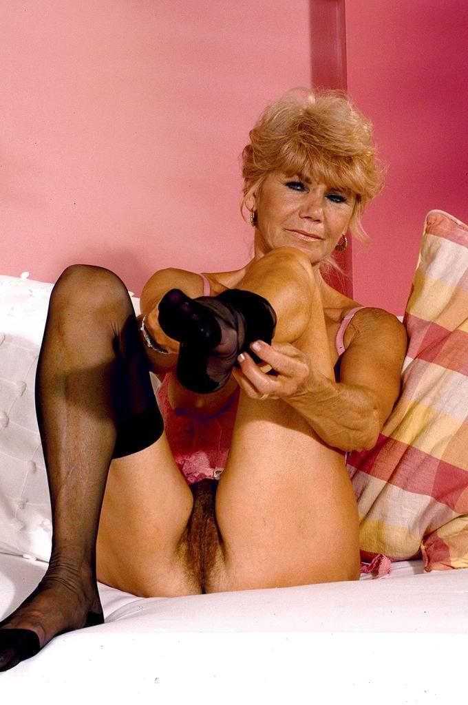 20P Horny mature in sexy lingerie loves teasing and posing