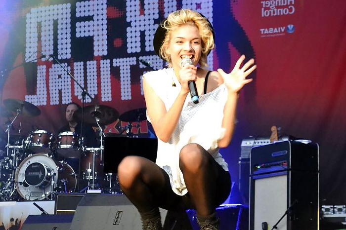 25P Hot and cute swedish singer