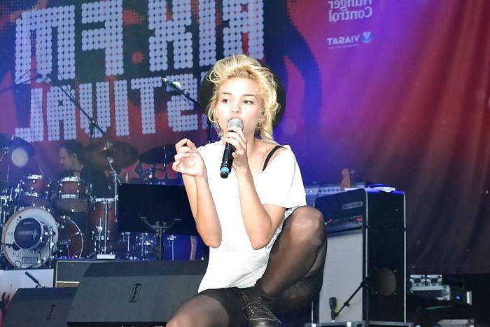 25P Hot and cute swedish singer