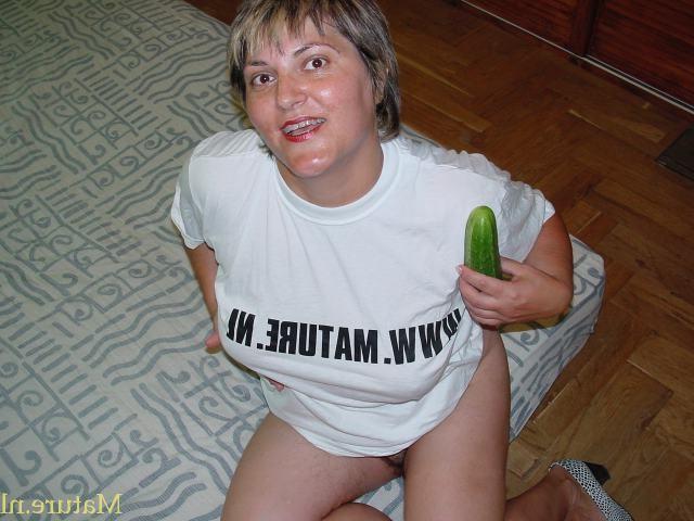 16P Mature hairy slut with a cucumber