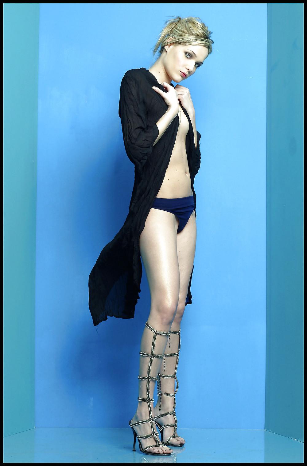 18P Italian actress laura chiatti