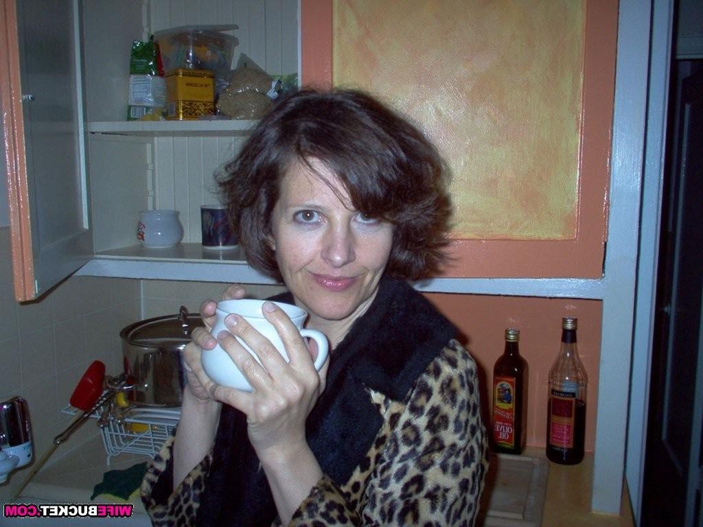 10P Pretty amateur housewives