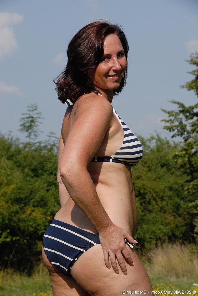 16P 45 year old MILF Demi sets her mature tits free in the farmers field|Demi|Mar 20